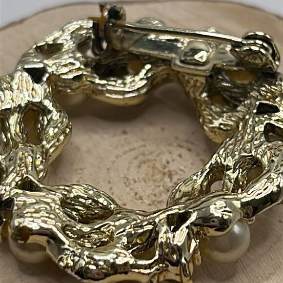 Vintage Gold Tone Wreath Brooch with Faux Pearl and Crystal Rhinestones - Picture 9 of 13